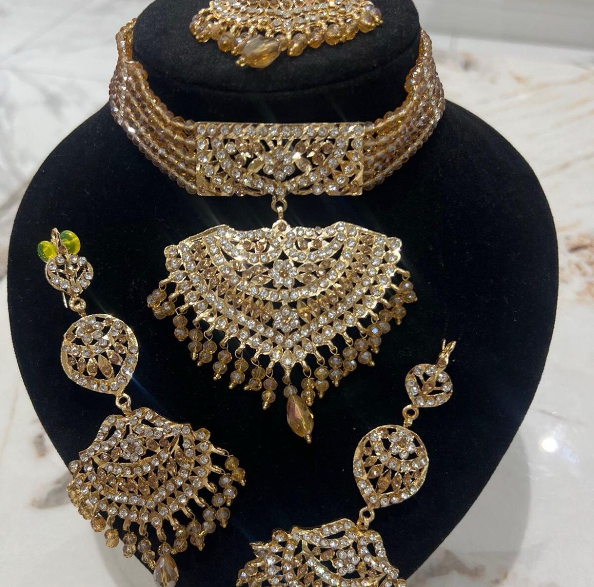 Royal-e-Nisa choker set with tikka and earrings